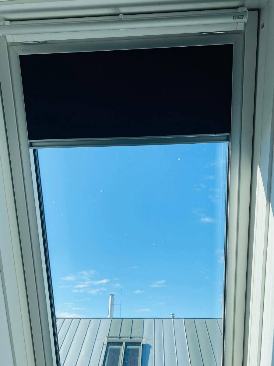 Dachfenster mit integriertem Rollo bietet Helligkeit und Beschattung.