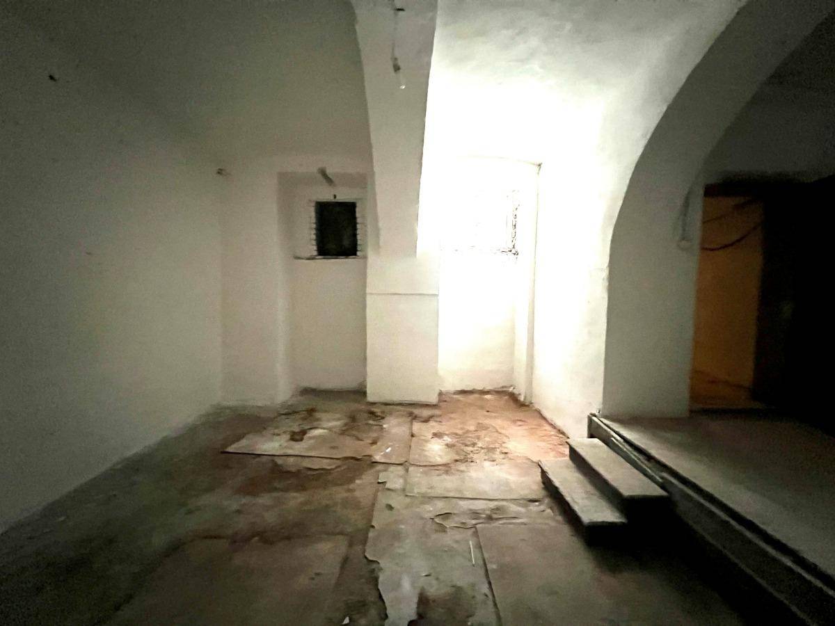Geräumiger Kellerraum mit Gewölbebögen und kleinen Fenstern, der auf eine Sanierung wartet.