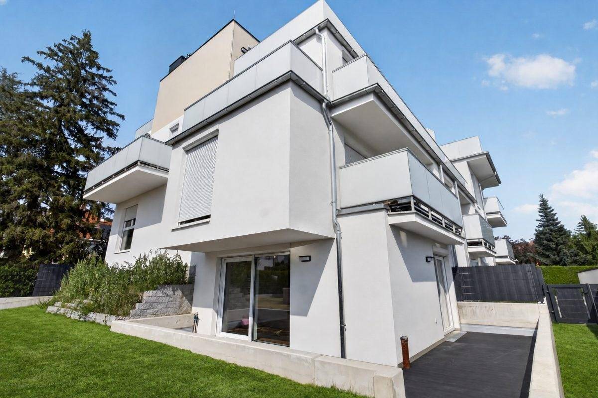 Moderne Wohnanlage mit Gartenbereich und Zugang zu den Erdgeschosswohnungen.