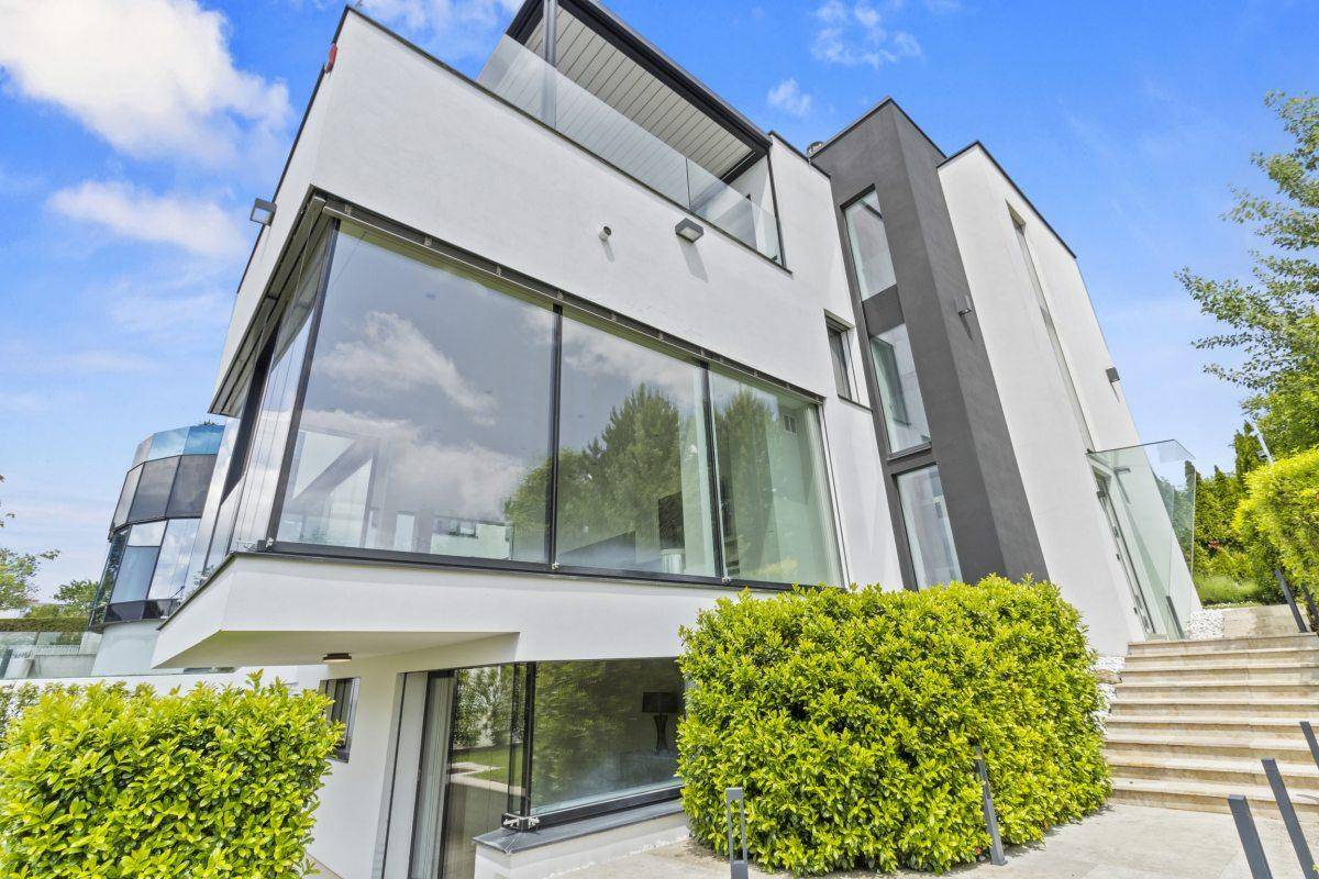 Zeitgenössische Architektur mit markanten Glasfronten und dunklen Akzenten.