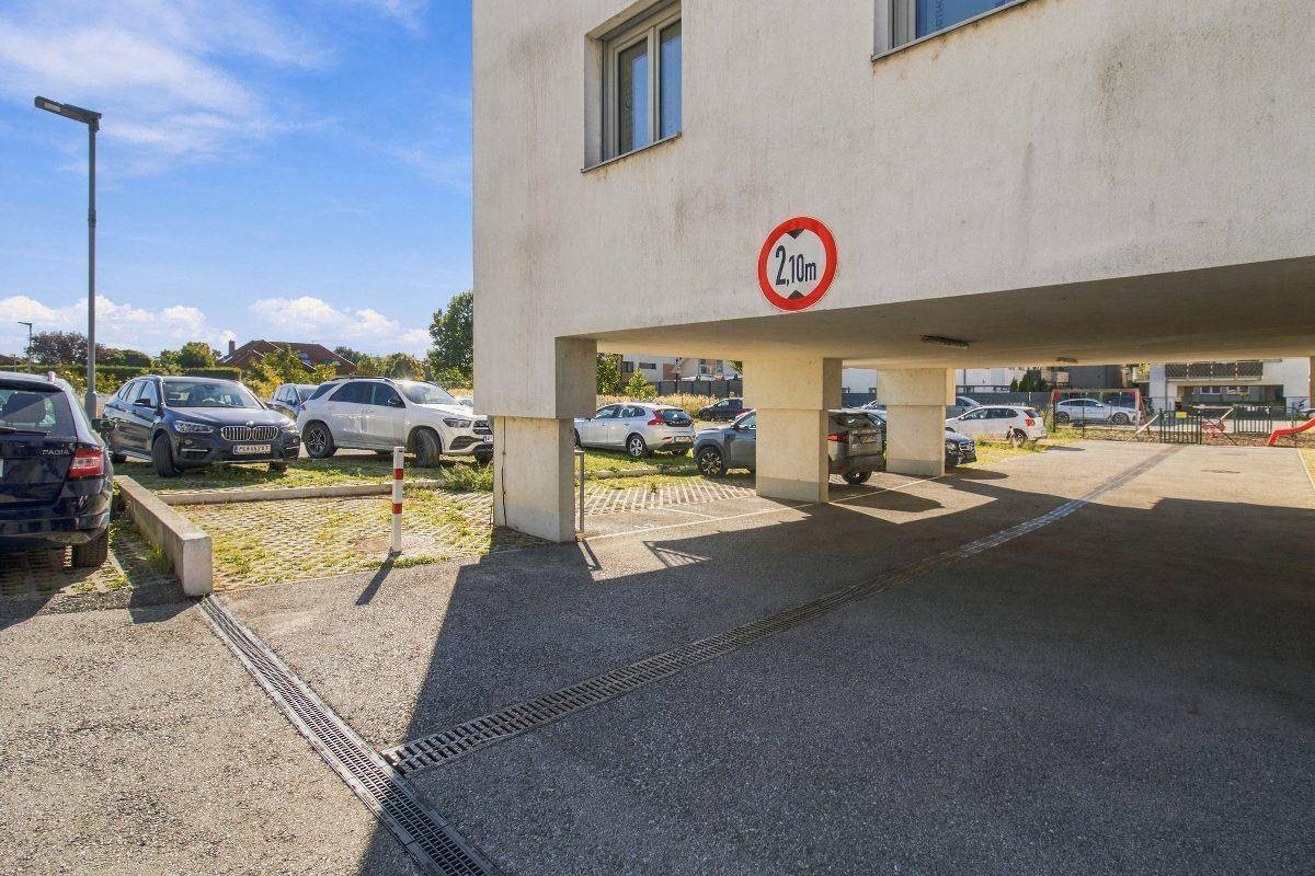 Überdachter Parkplatz unter dem Gebäude mit Höhenbegrenzung von 2,10 Metern.