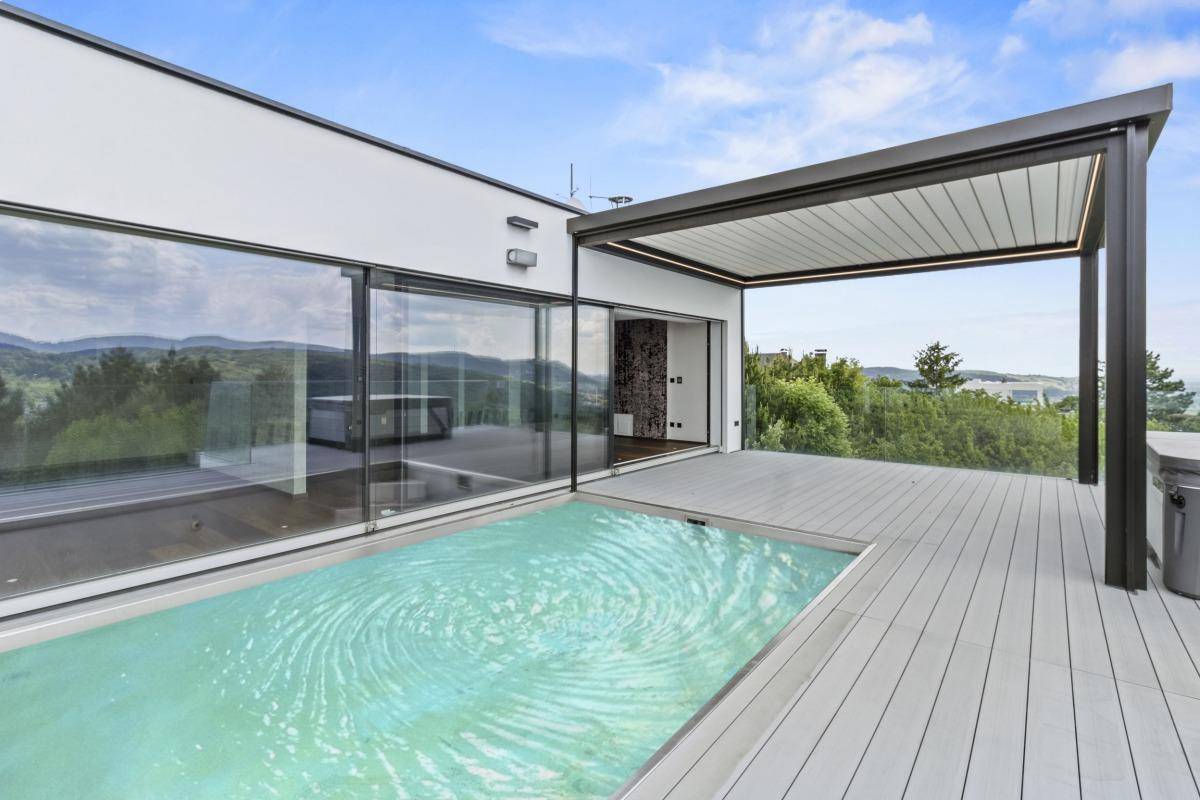Dachterrasse mit kleinem Pool, Holzdeck und Pergola bietet einen weiten Blick in die Landschaft.