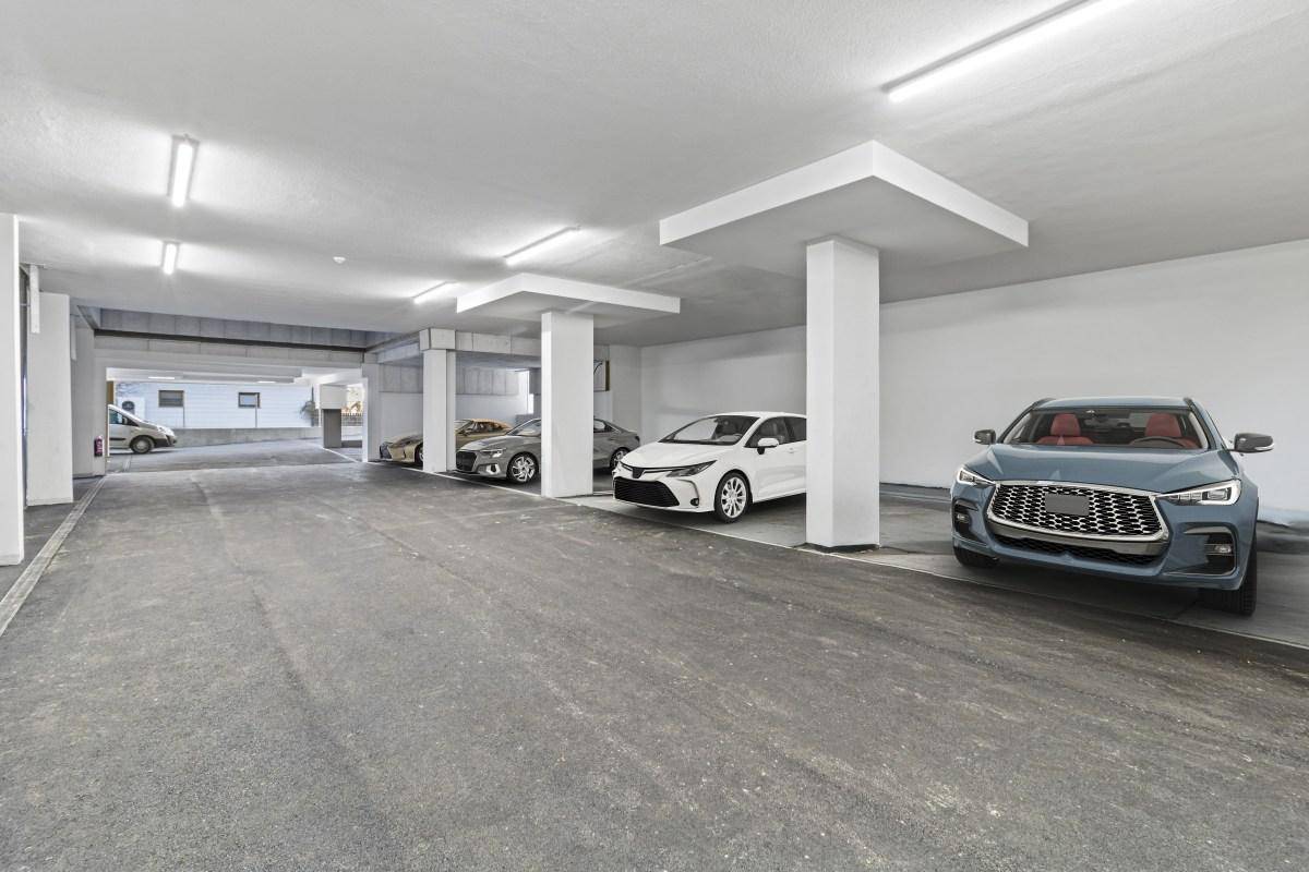 Geräumige Tiefgarage mit mehreren Stellplätzen und guter Beleuchtung, ideal für Bewohner und Besucher.