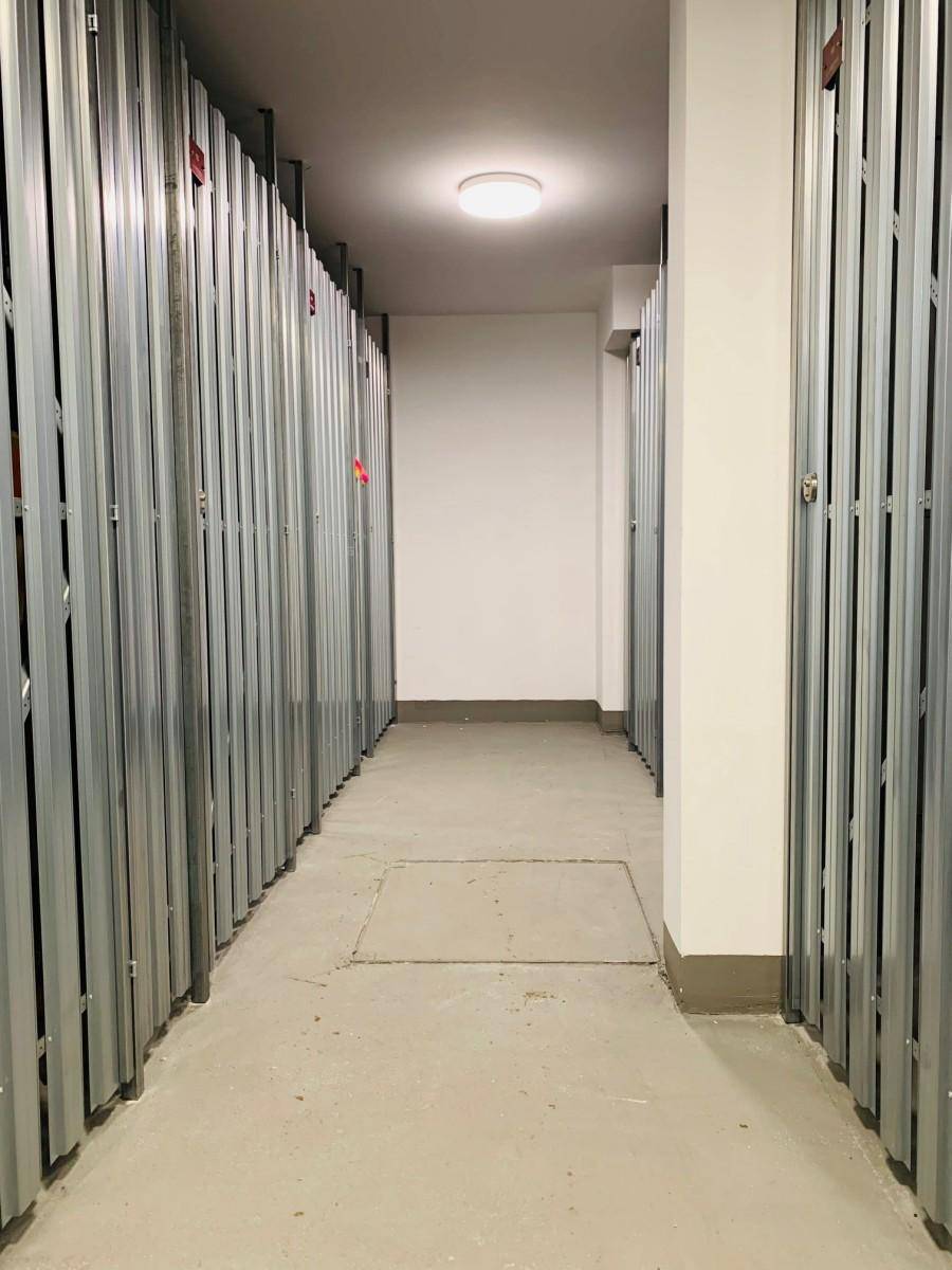 Kellerabteil mit individuellen Stahlschränken für zusätzlichen Stauraum.