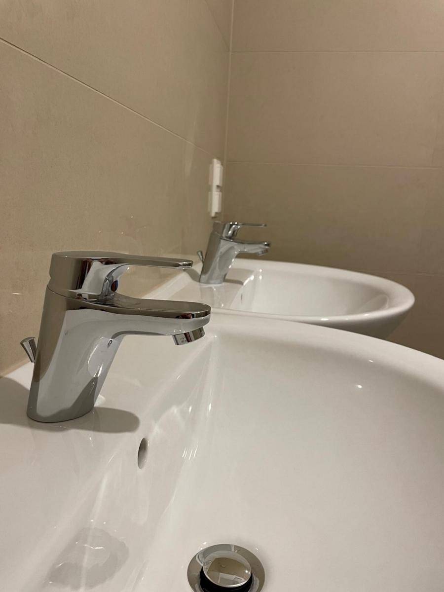 Zwei moderne Waschbecken mit eleganten Armaturen in einem Badezimmer.