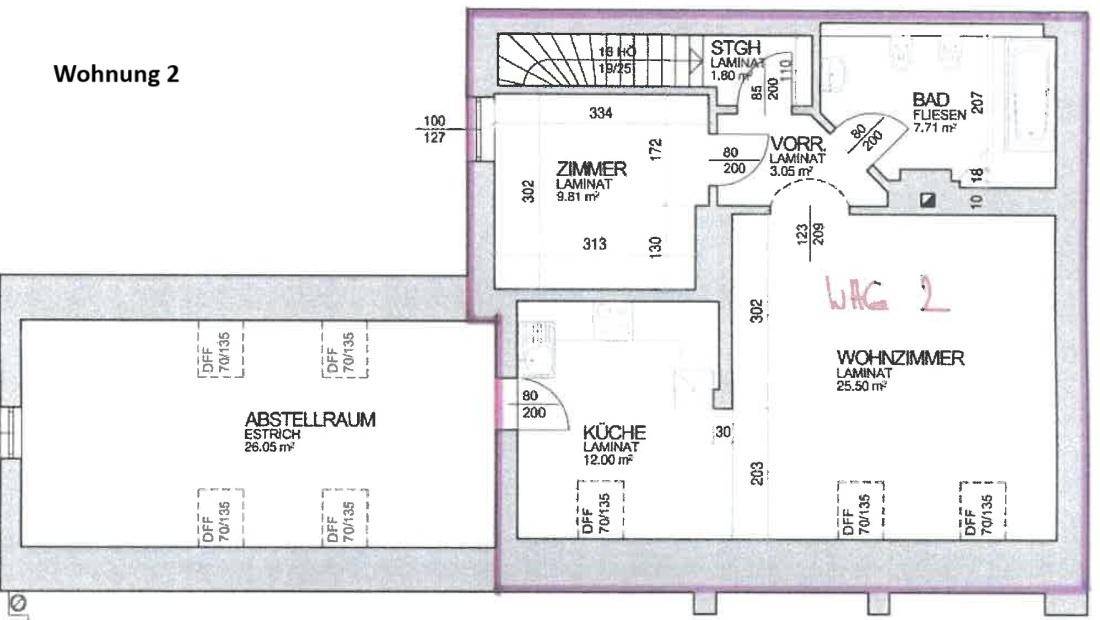 Grundriss der Wohnung 2 mit Wohnzimmer, Küche, Bad und einem großen Abstellraum.