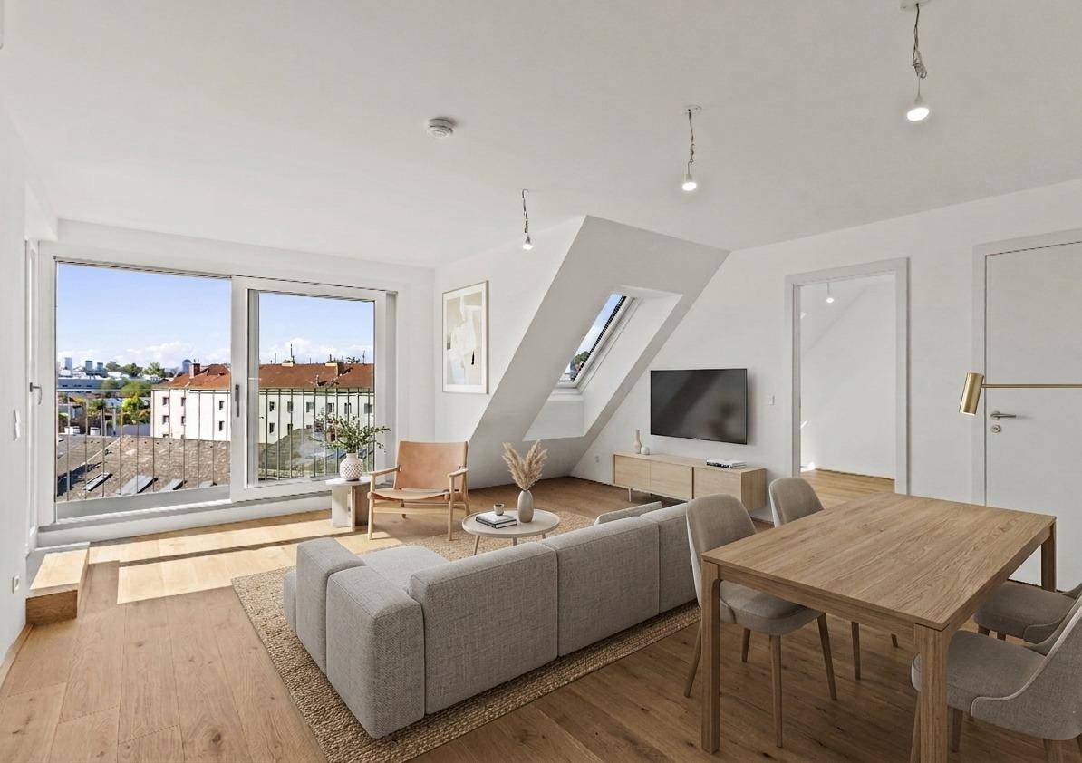 Helles Wohn- und Esszimmer mit Holzboden, Dachschräge und Zugang zum Balkon.