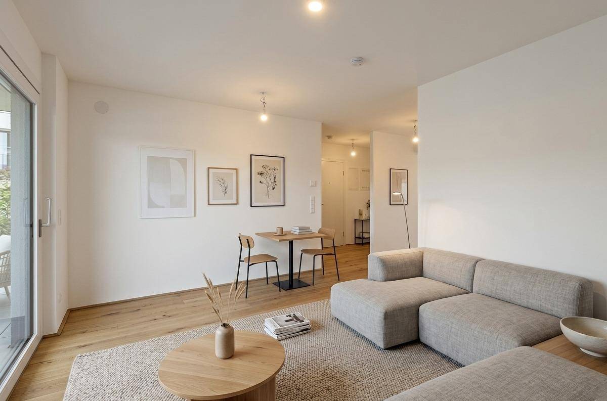 Modern eingerichteter Wohn-Essbereich mit hellem Parkettboden und Zugang zum Balkon.