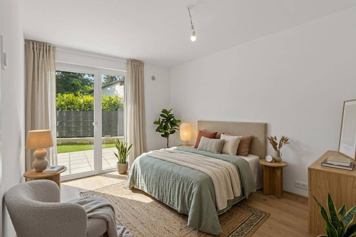 Gemütliches Schlafzimmer mit direktem Zugang zum Garten und hellem Holzfußboden.