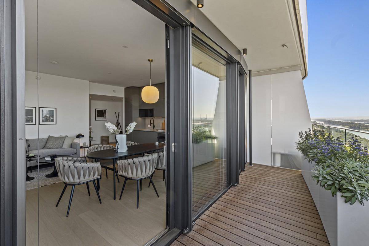Heller Wohn- und Essbereich mit Zugang zur Terrasse und moderner Einrichtung.