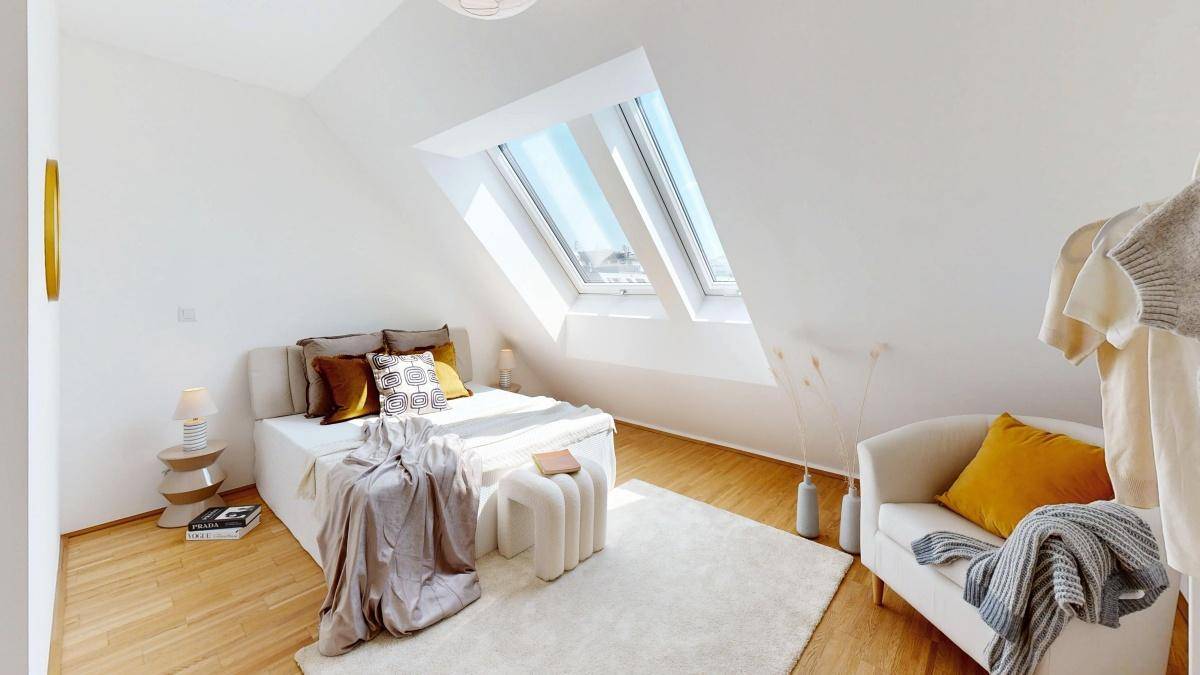 Modernes Schlafzimmer mit Doppelbett, Dachfenstern und hellem Holzfußboden.