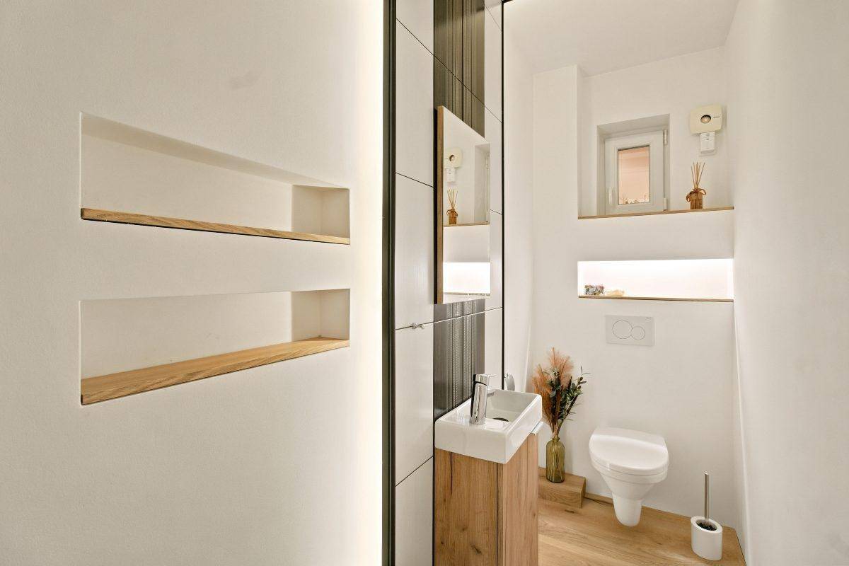 Kleines Gäste-WC mit modernem Design, Wand-WC und kleinem Waschbecken.