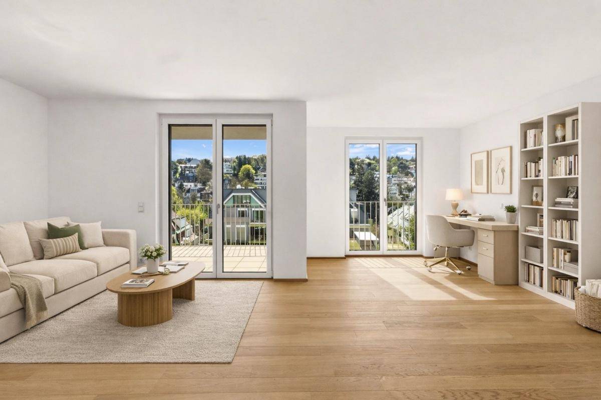 Geräumiges Wohnzimmer mit Holzboden, viel Tageslicht und Blick ins Grüne.