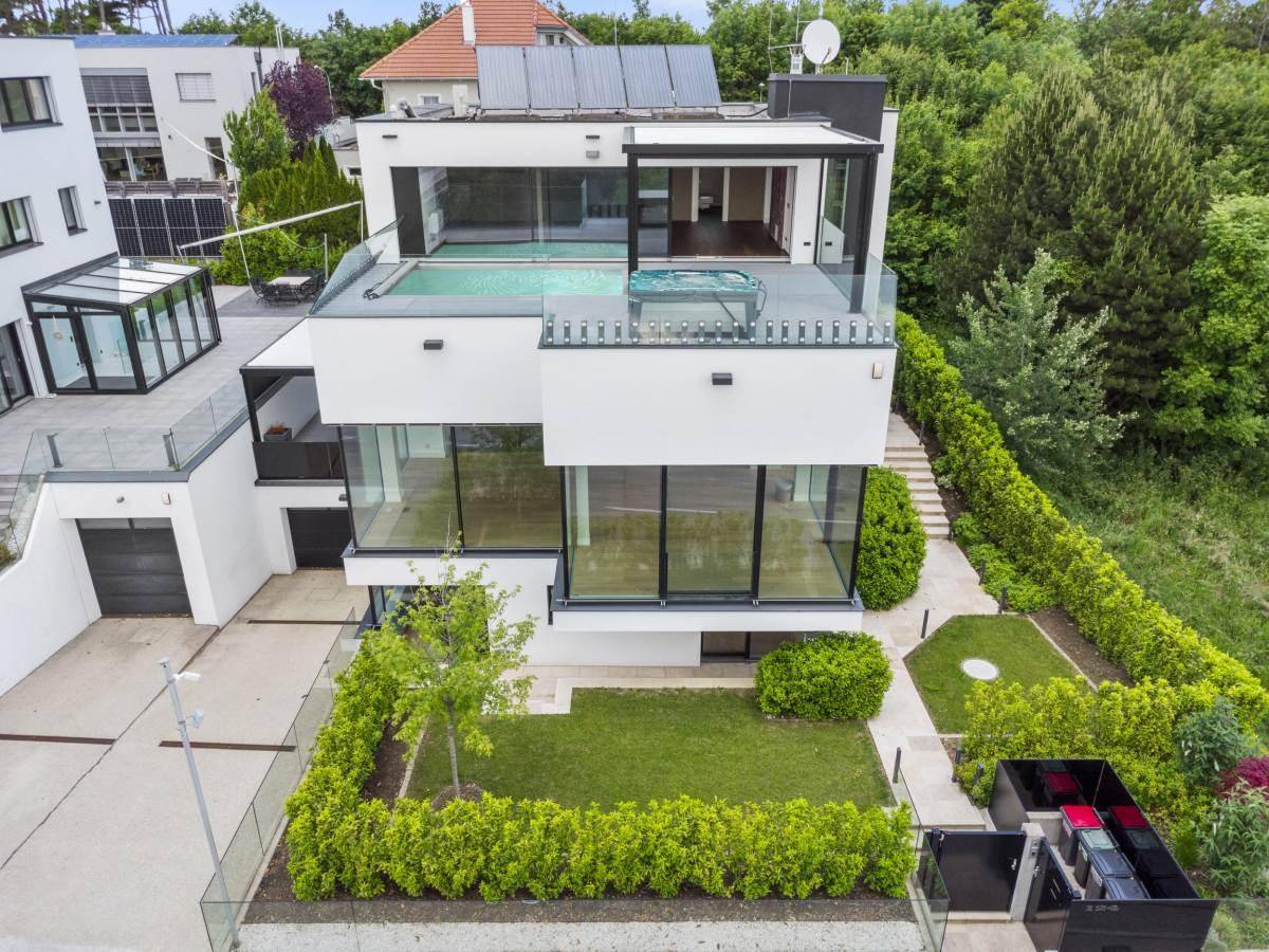 Luxuriöse Villa mit Dachterrasse, Pool und gepflegtem Gartenbereich.