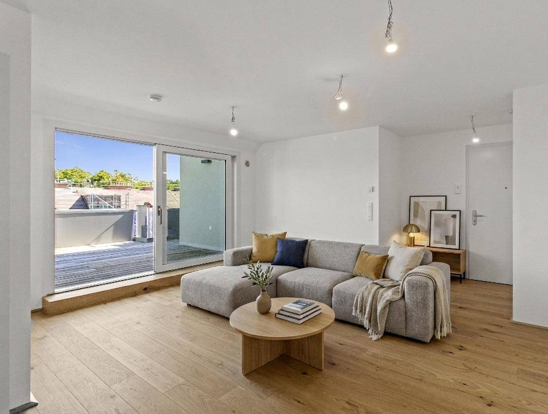 Helles Wohnzimmer mit modernem Sofa, Eichenparkett und Zugang zu einer großzügigen Terrasse.