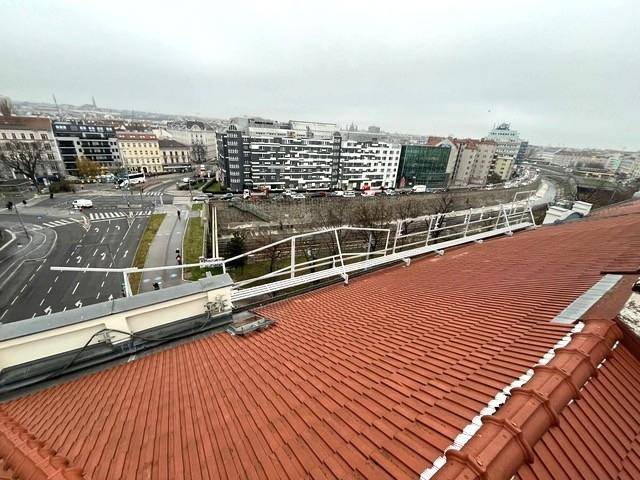Blick vom Dach über die Stadt mit roten Ziegeln und urbaner Umgebung.