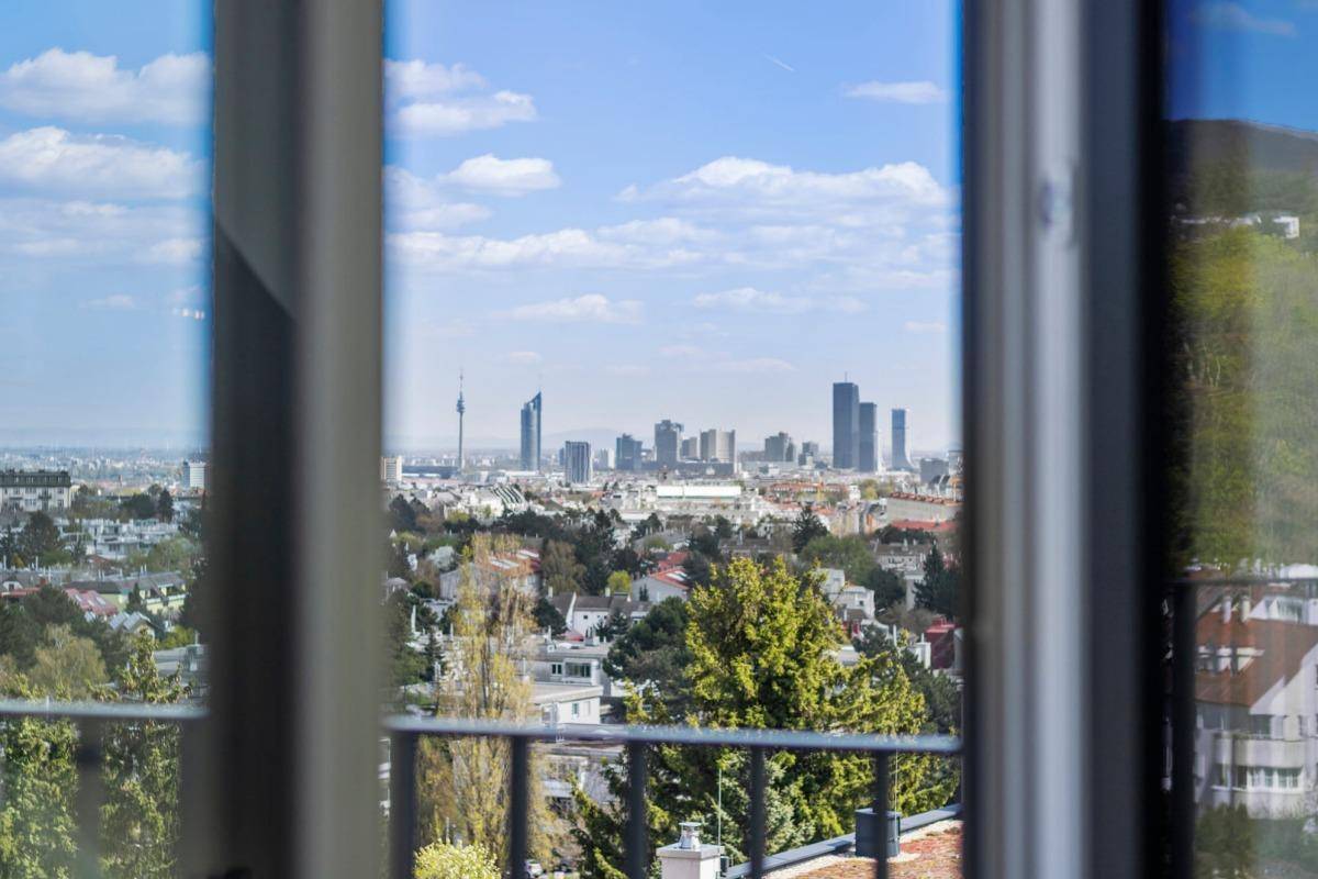 Panoramablick auf die Stadt durch die Balkonbrüstung an einem sonnigen Tag.