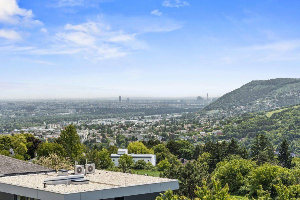Weitläufiger Panoramablick über die Stadt und die umliegende grüne Landschaft.