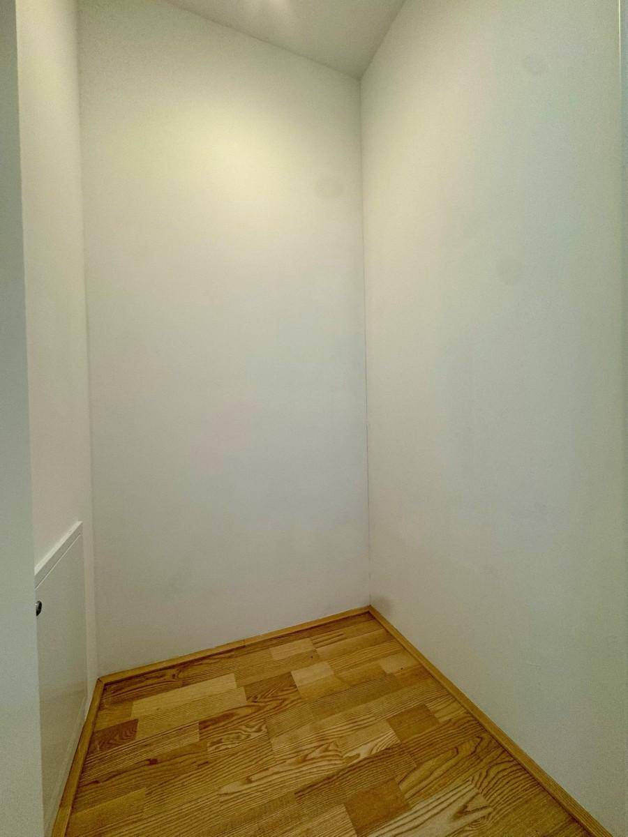 Kleiner Abstellraum mit Parkettboden, ideal für zusätzlichen Stauraum in der Wohnung.