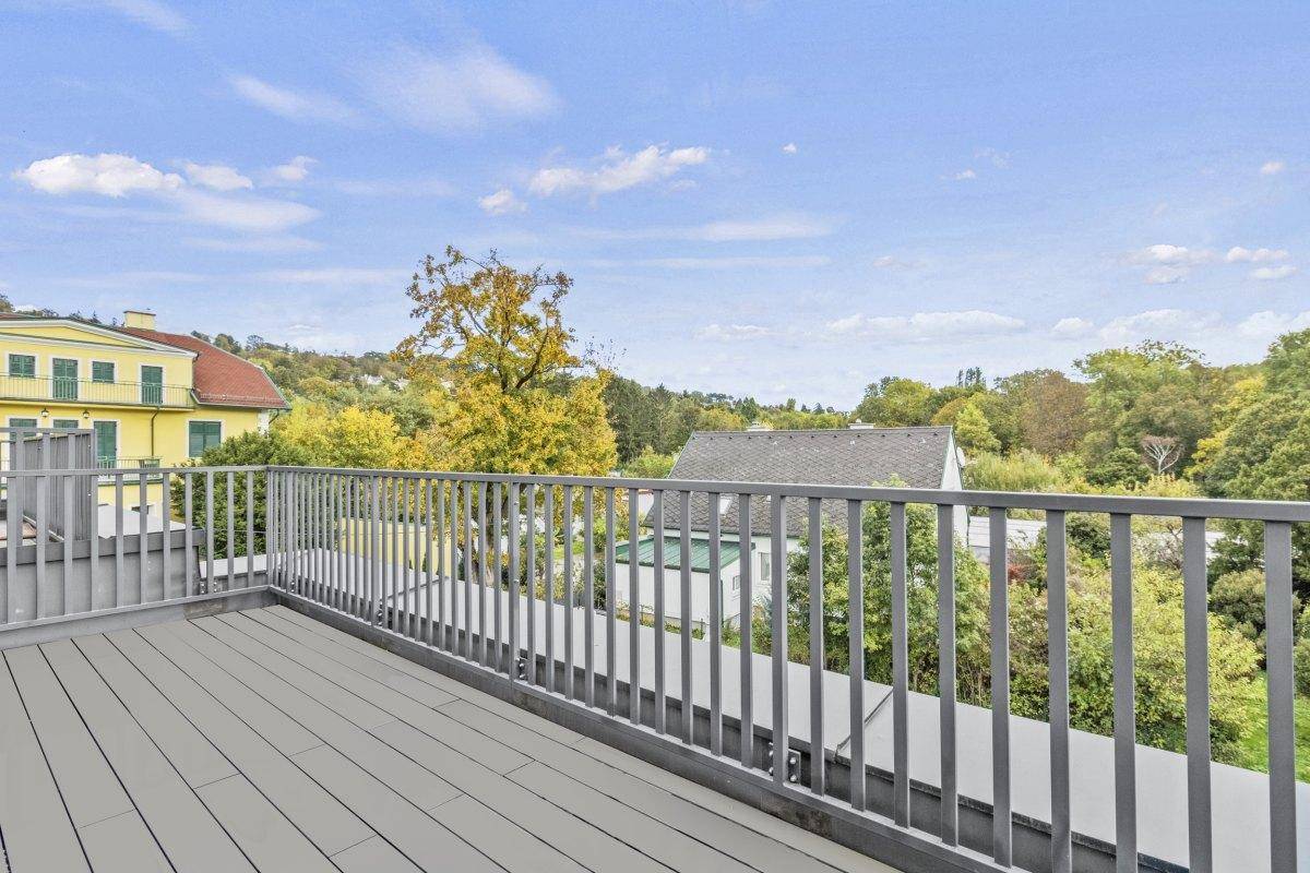Geräumiger Balkon mit Holzboden und weitem Blick über die Umgebung.