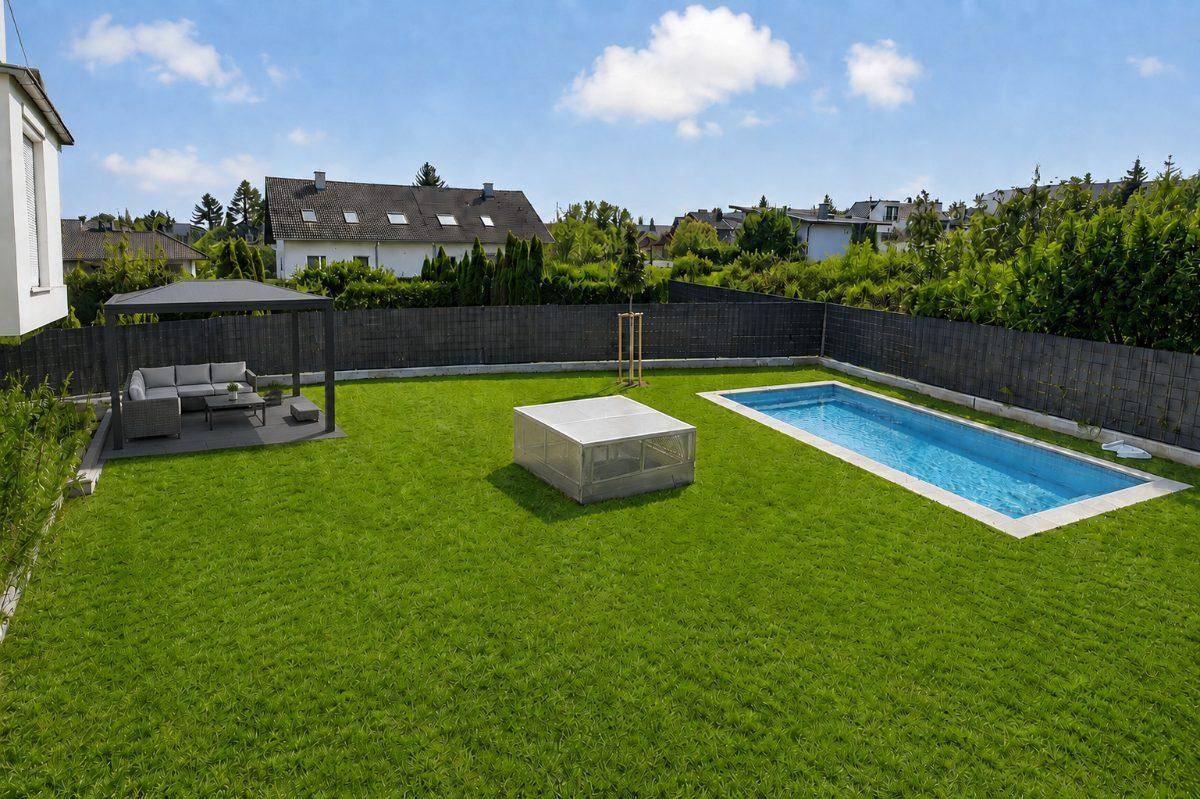 Weitläufiger Garten mit Swimmingpool, Rasenfläche und überdachtem Sitzbereich.