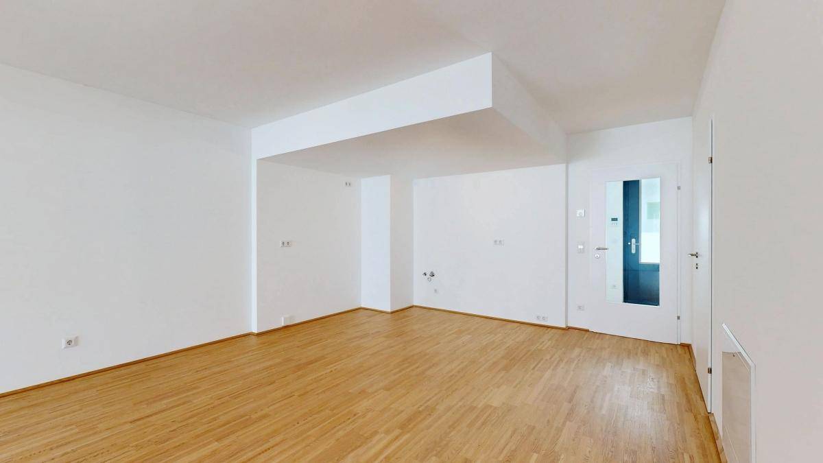 Geräumiger Wohnbereich mit Parkettboden und viel Potenzial für individuelle Einrichtung.