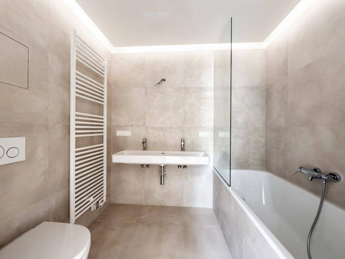 Modernes Badezimmer mit Doppelwaschbecken, Badewanne und beheiztem Handtuchhalter.