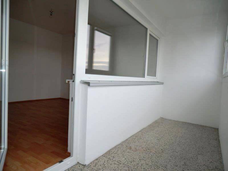 Helle Loggia mit Blick in den Innenraum, ideal für entspannte Stunden im Freien.