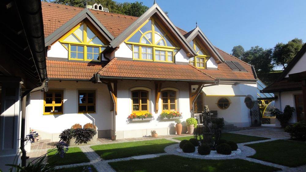 Gepflegter Innenhof mit Springbrunnen, Zierpflanzen und der Gebäudefassade mit gelben Fenstern.