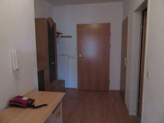 Flur mit Holzboden, Garderobe und Zugang zu weiteren Räumen, funktional und gut gepflegt.