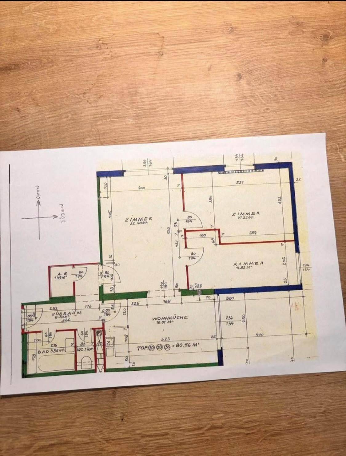 Handgezeichneter Grundriss einer Wohnung mit mehreren Zimmern, einer Wohnküche und einem Balkon.
