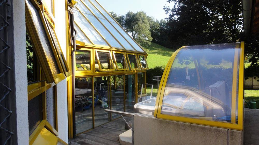 Außenbereich mit moderner Glasarchitektur und einem integrierten Whirlpool.