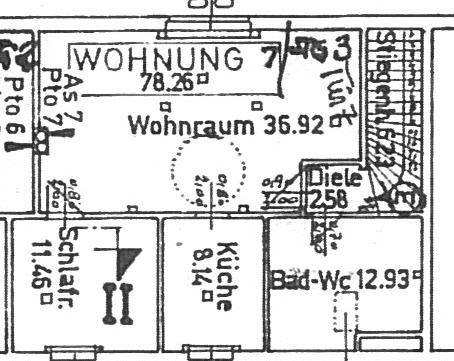 Schwarz-weißer Grundriss einer Wohnung mit Wohnraum, Küche und Schlafzimmer.