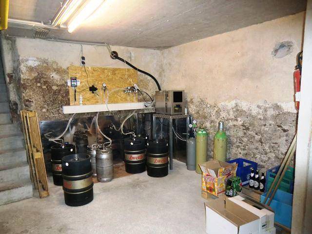 Kellerraum mit Bierfässern und Zapfanlage, ideal für Lagerung und Getränkeversorgung.