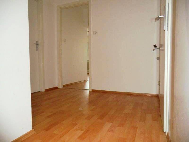 Offener Flurbereich mit Laminatboden, der den Übergang zu angrenzenden Räumen bildet.