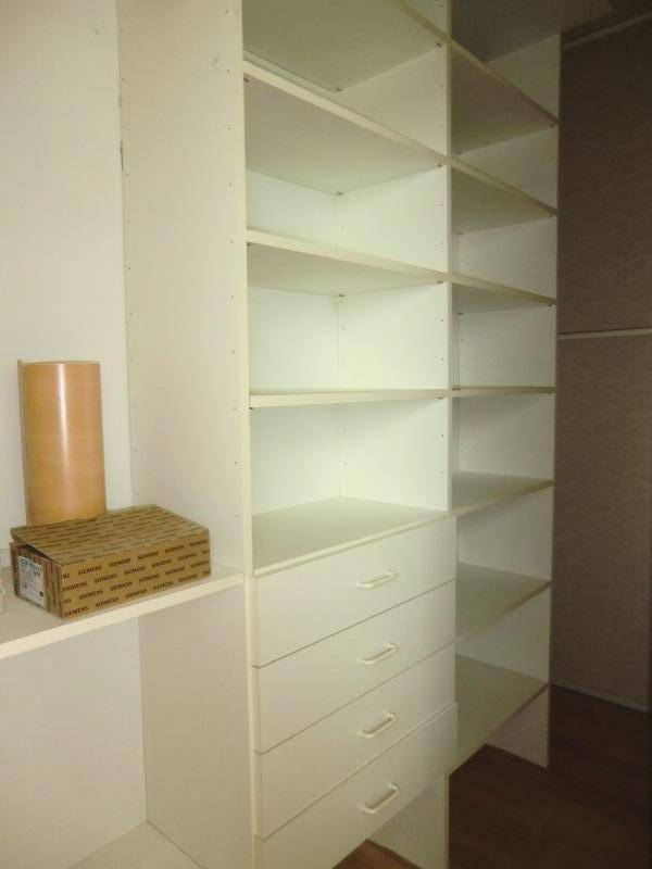 Praktischer Einbauschrank mit Regalen und Schubladen, ideal für zusätzlichen Stauraum.