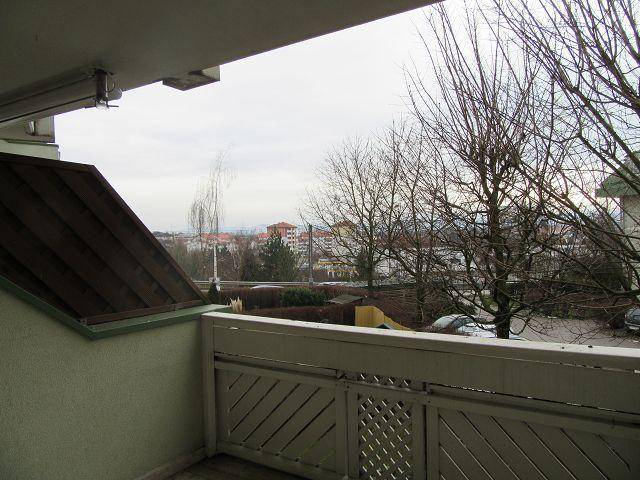 Balkon mit Blick auf die Umgebung und die Stadt, umgeben von Bäumen, ideal zum Entspannen.