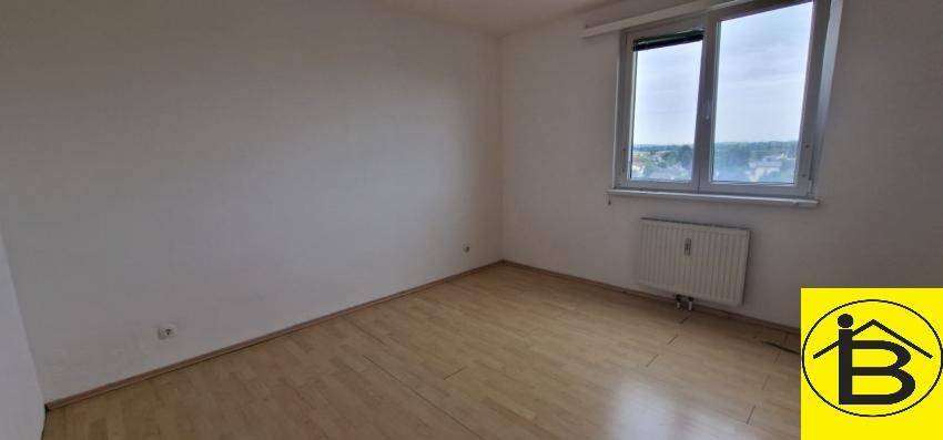 Ruhiges Zimmer mit hellem Parkettboden, Fenster und Heizkörper, ideal als Schlafzimmer.