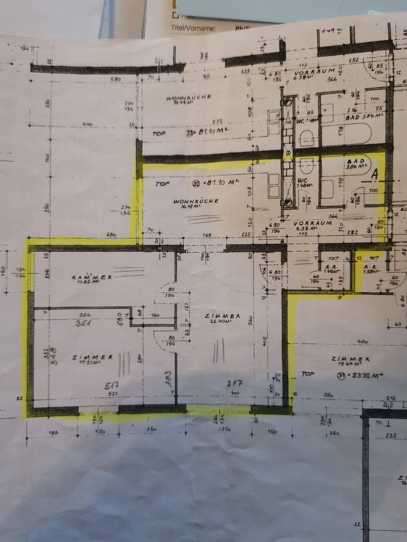 Grundriss einer Wohnung mit Wohnküche, mehreren Zimmern und zwei Bädern.