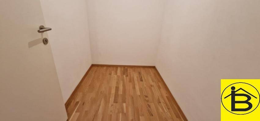 Kleiner, leerer Raum mit Holzboden, vielseitig nutzbar als Abstellraum oder Büro.