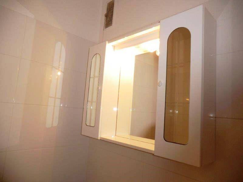 Beleuchteter Spiegelschrank im Badezimmer, der zusätzlichen Stauraum bietet.