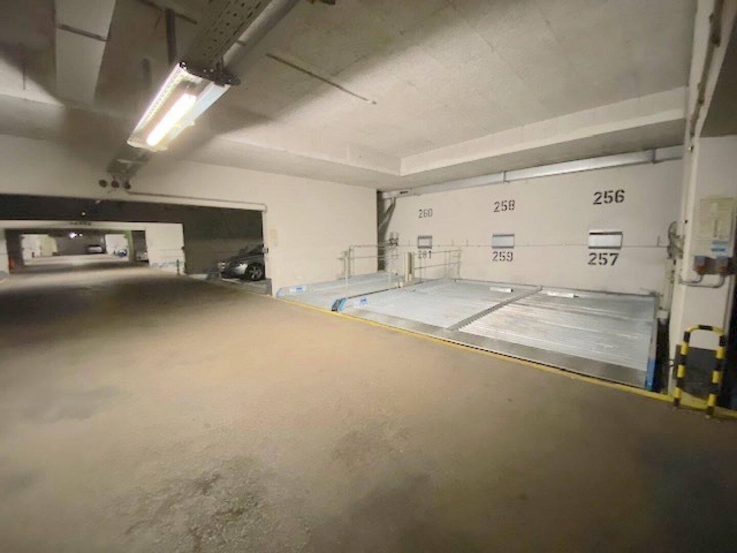Tiefgarage mit modernen Doppelparkern für effizientes Parken.