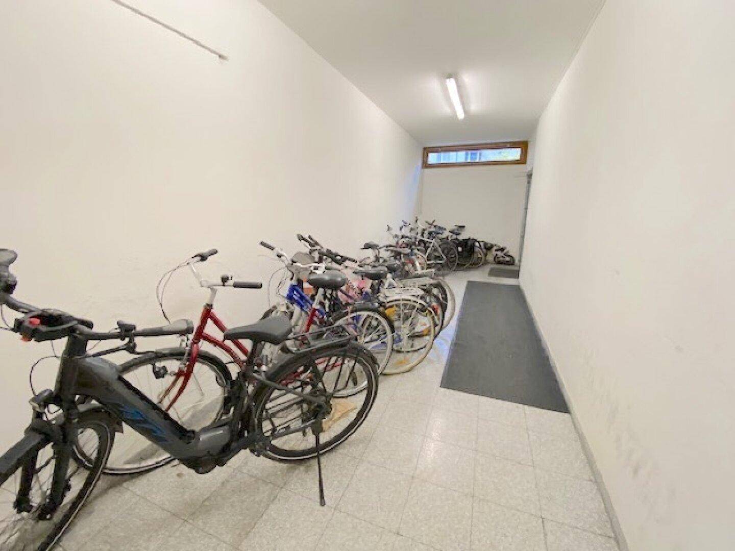 Gemeinschaftlicher Fahrradraum im Innenbereich mit mehreren abgestellten Fahrrädern.