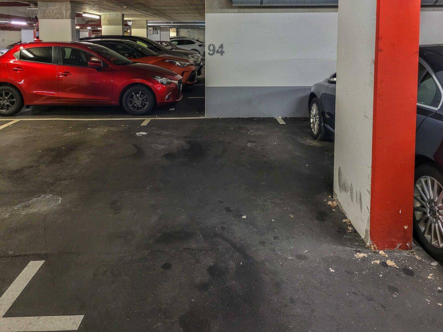 Detailansicht eines Parkplatzes in der Tiefgarage mit Nummerierung an der Wand.
