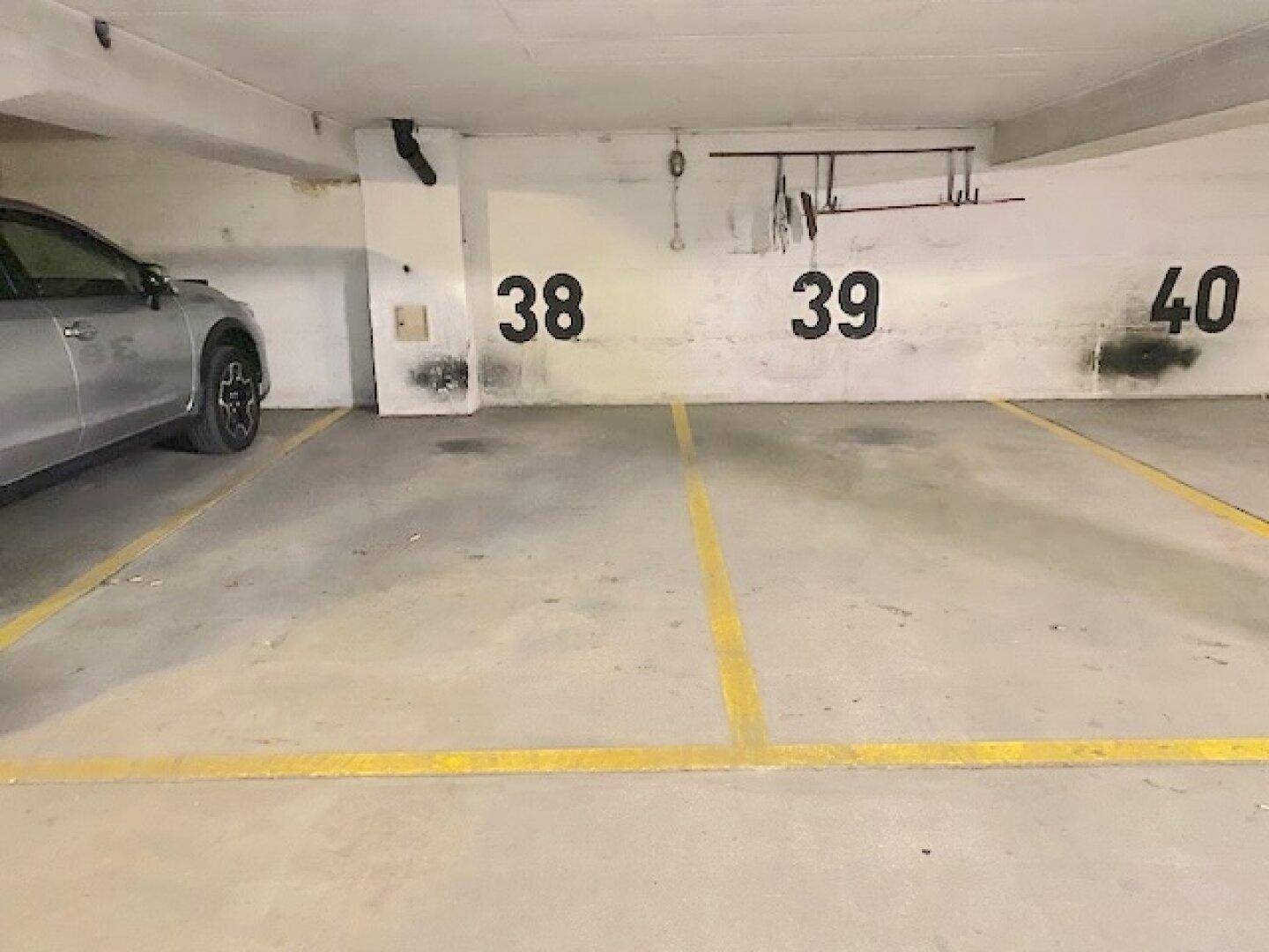 Mehrere Tiefgaragenstellplätze mit den Nummern 38, 39 und 40, deutlich markiert.