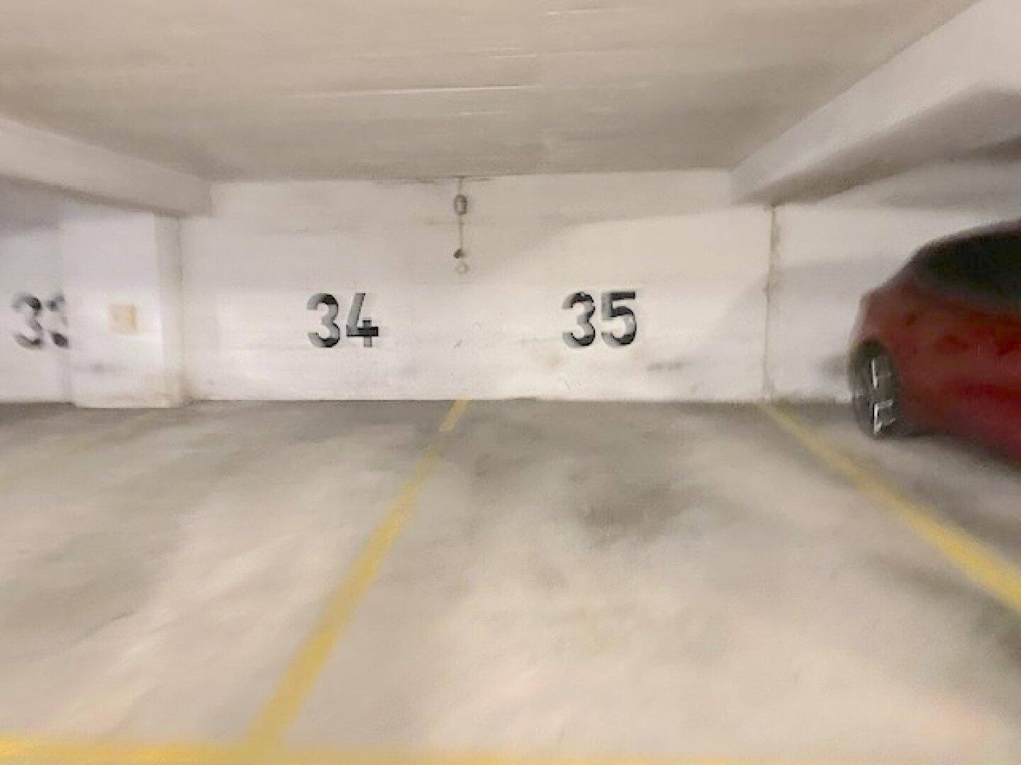 Zwei Tiefgaragenstellplätze mit den Nummern 34 und 35, gekennzeichnet durch gelbe Linien.