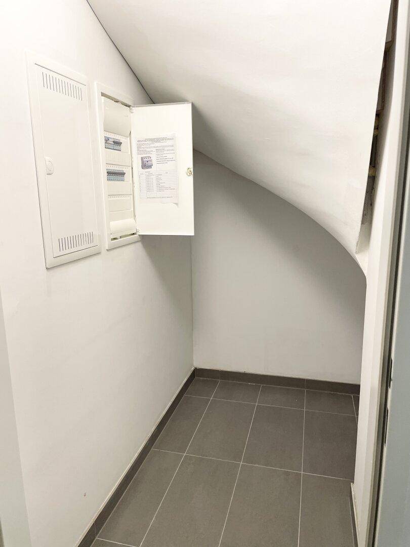 Praktischer Stauraum unter der Treppe mit Zugang zum Sicherungskasten.