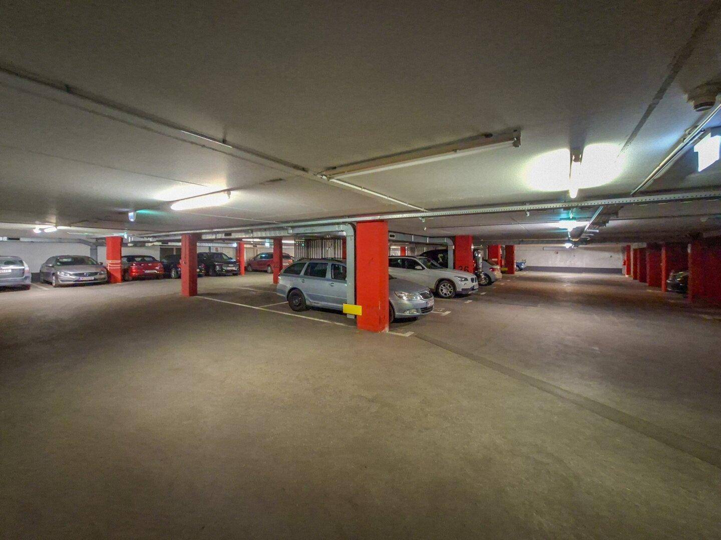 Helle Tiefgarage mit vielen Parkmöglichkeiten und guter Beleuchtung.