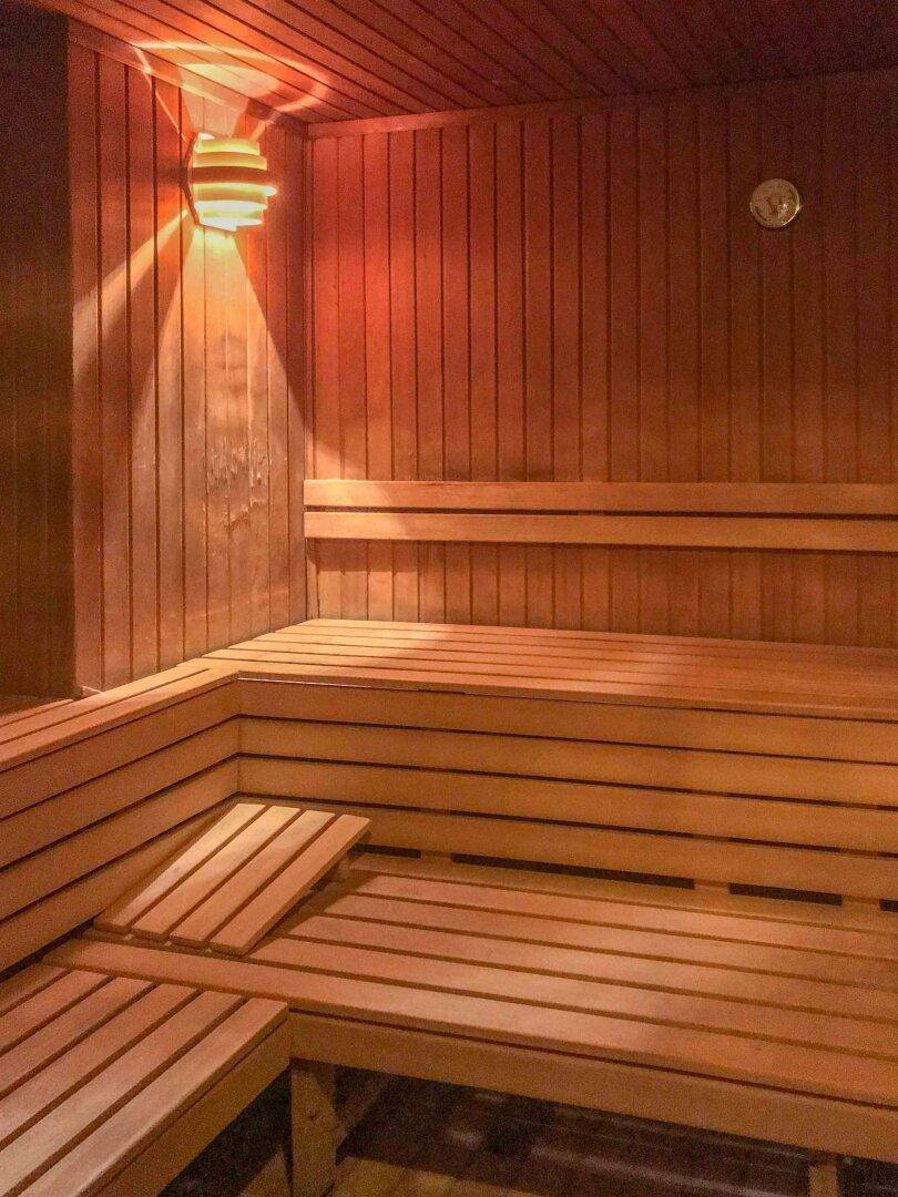 Traditionelle Holzsauna mit mehreren Sitzebenen, ideal zur Entspannung und Erholung.