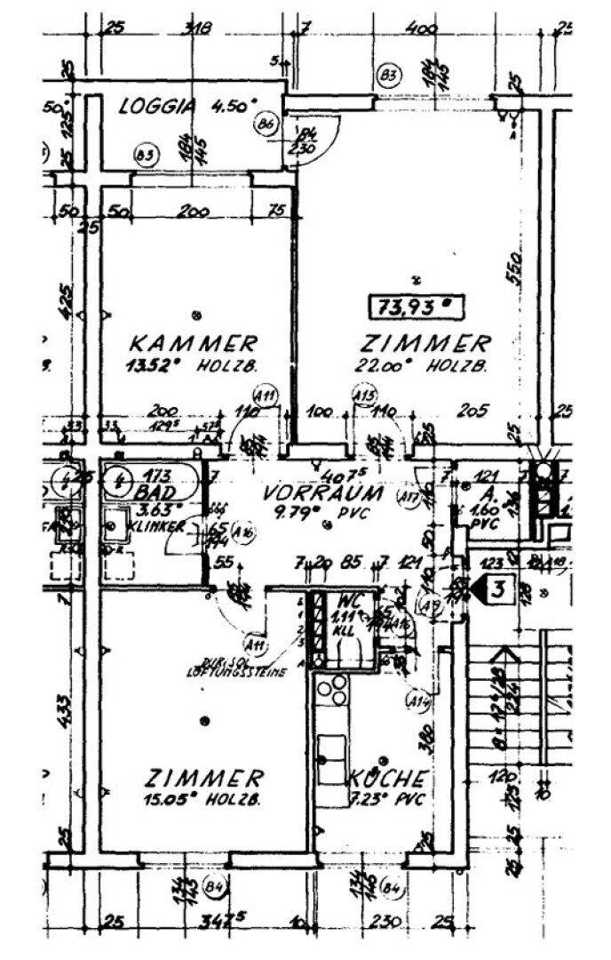 Schwarz-Weiß-Grundriss einer Wohnung mit mehreren Zimmern, Bad, Küche und Loggia.